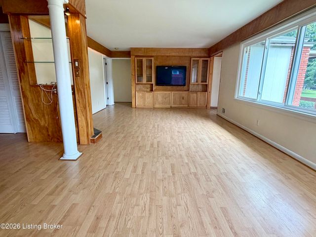 708 Grant Ave, Lyndon, KY 40222