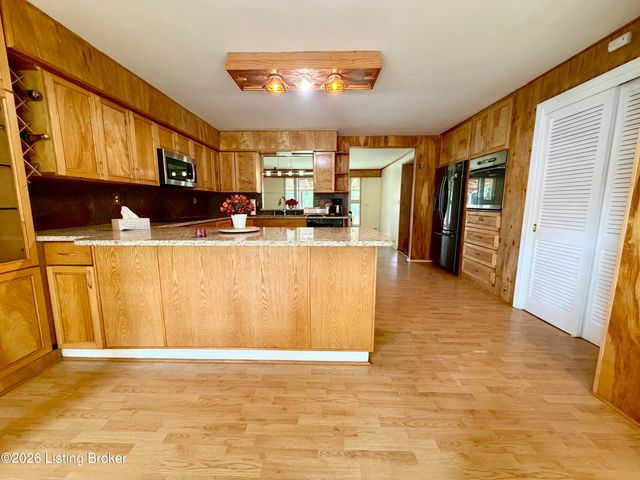 708 Grant Ave, Lyndon, KY 40222