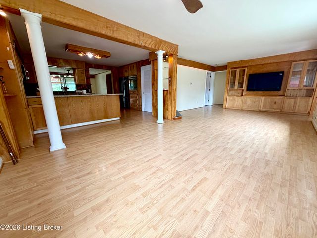 708 Grant Ave, Lyndon, KY 40222