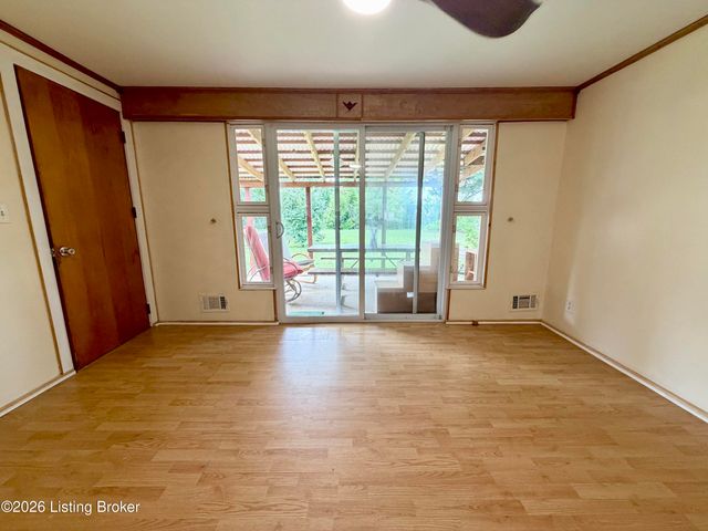 708 Grant Ave, Lyndon, KY 40222