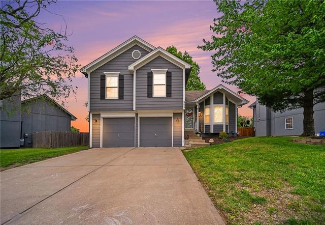 909 NE Michael Drive, Lee's Summit, MO 64086