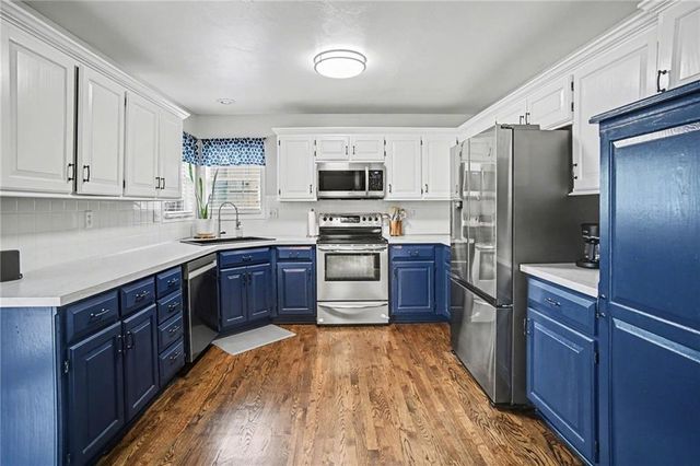 909 NE Michael Drive, Lee's Summit, MO 64086
