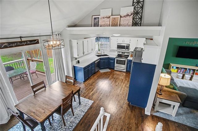909 NE Michael Drive, Lee's Summit, MO 64086