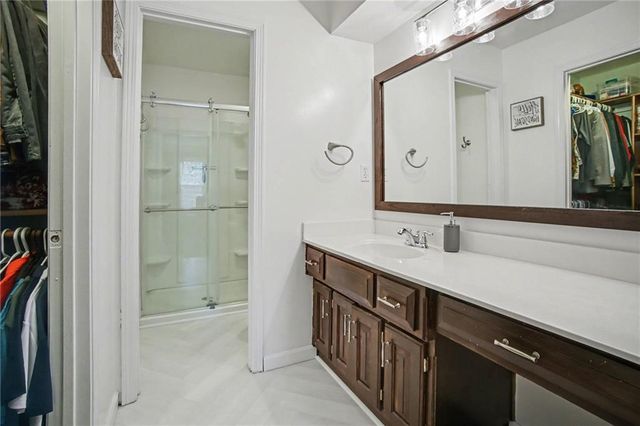 909 NE Michael Drive, Lee's Summit, MO 64086
