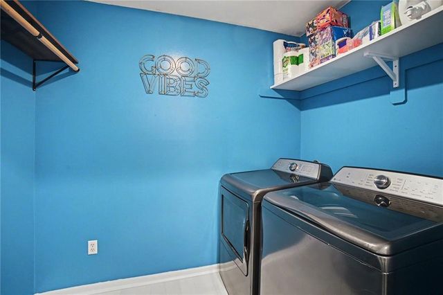 909 NE Michael Drive, Lee's Summit, MO 64086