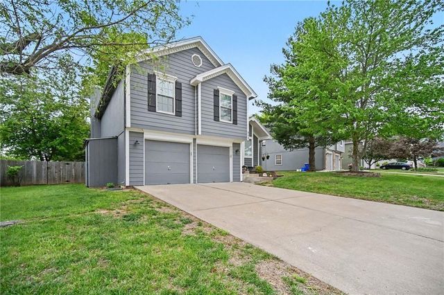 909 NE Michael Drive, Lee's Summit, MO 64086
