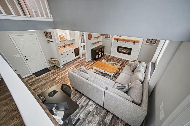 909 NE Michael Drive, Lee's Summit, MO 64086