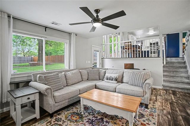 909 NE Michael Drive, Lee's Summit, MO 64086