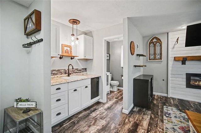 909 NE Michael Drive, Lee's Summit, MO 64086