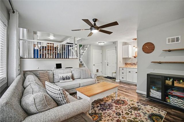 909 NE Michael Drive, Lee's Summit, MO 64086
