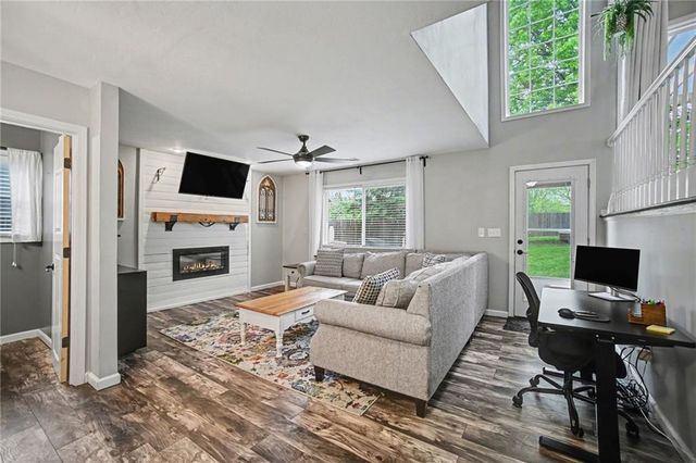 909 NE Michael Drive, Lee's Summit, MO 64086