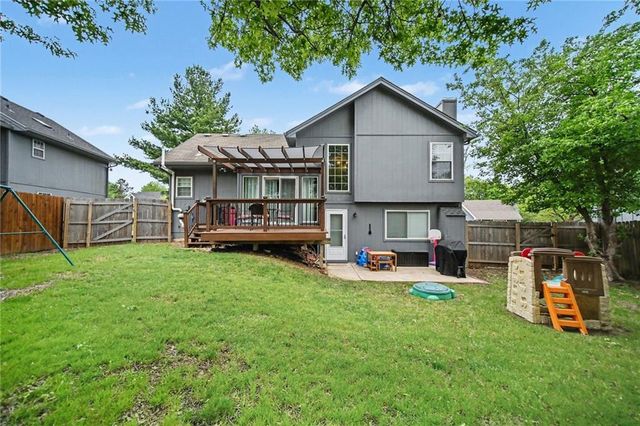 909 NE Michael Drive, Lee's Summit, MO 64086
