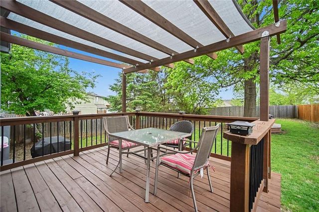 909 NE Michael Drive, Lee's Summit, MO 64086