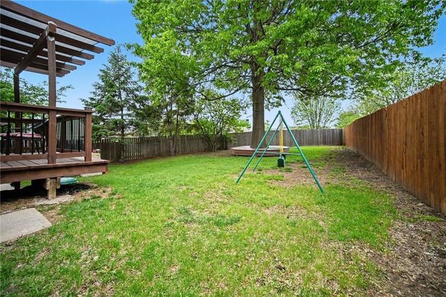 909 NE Michael Drive, Lee's Summit, MO 64086