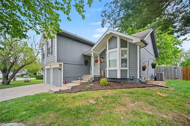 909 NE Michael Drive, Lee's Summit, MO 64086