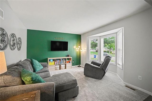 909 NE Michael Drive, Lee's Summit, MO 64086