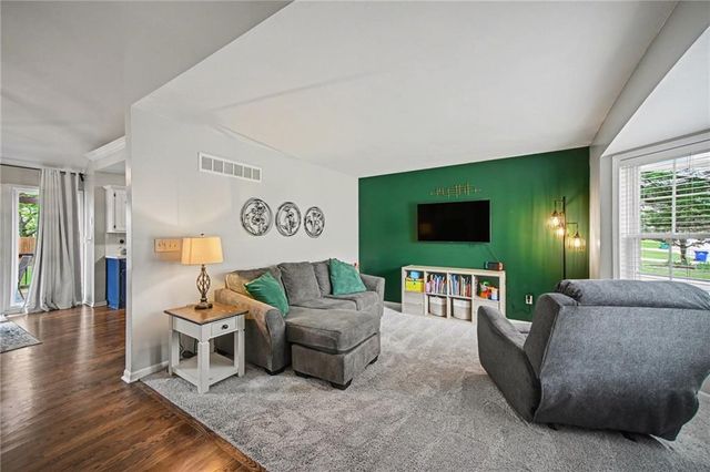 909 NE Michael Drive, Lee's Summit, MO 64086