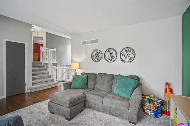 909 NE Michael Drive, Lee's Summit, MO 64086