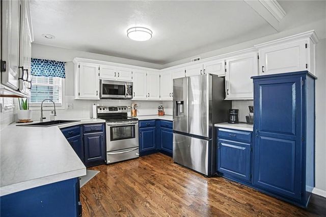 909 NE Michael Drive, Lee's Summit, MO 64086