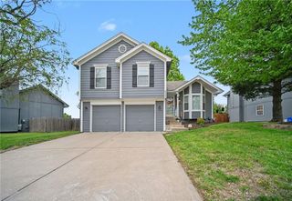 909 NE Michael Drive, Lee's Summit, MO 64086