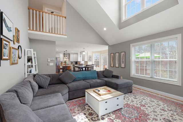 12 Poplar Hill Cir, Merrimac, MA 01860