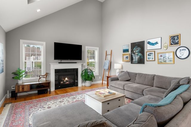 12 Poplar Hill Cir, Merrimac, MA 01860