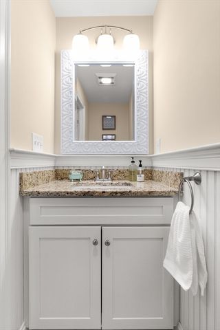 12 Poplar Hill Cir, Merrimac, MA 01860