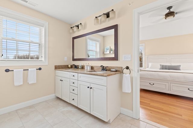 12 Poplar Hill Cir, Merrimac, MA 01860
