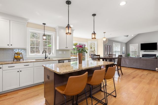 12 Poplar Hill Cir, Merrimac, MA 01860