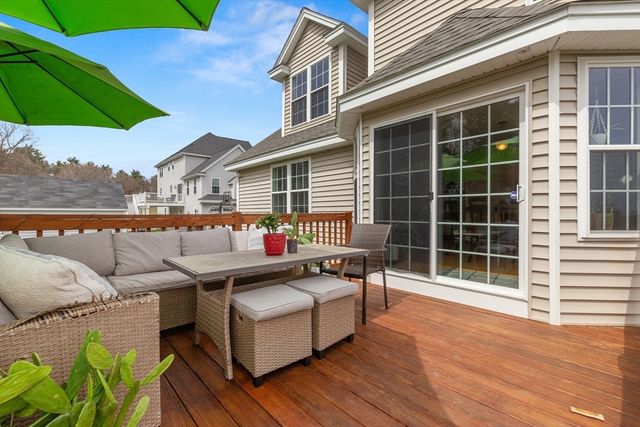 12 Poplar Hill Cir, Merrimac, MA 01860