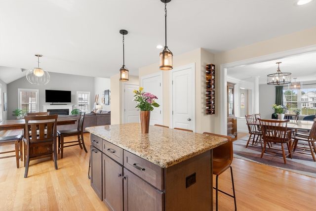12 Poplar Hill Cir, Merrimac, MA 01860