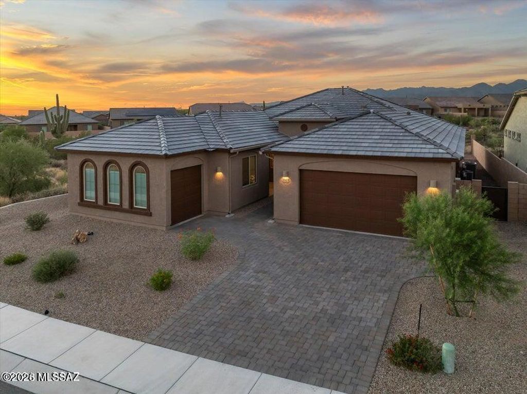 10623 N Iron Peak Drive, Tucson, AZ 85742