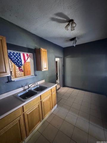 1150 W WINNIPEG AVE, San Antonio, TX 78225