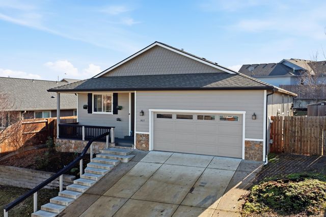 917 Stonewater Drive, Eagle Point, OR 97524