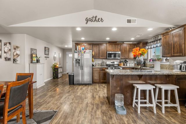 917 Stonewater Drive, Eagle Point, OR 97524