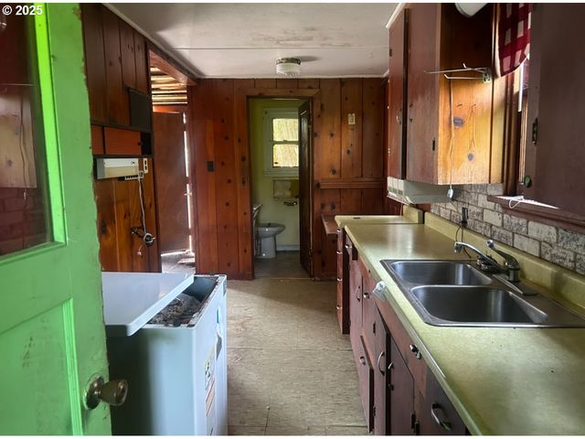 740 S CAMMANN St, Coos Bay, OR 97420