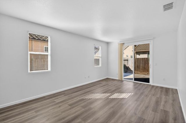 7426 Sun Reign Ln, Sacramento, CA 95823