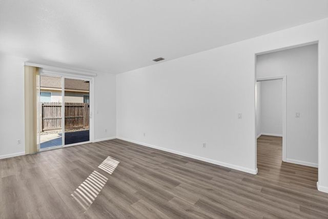 7426 Sun Reign Ln, Sacramento, CA 95823