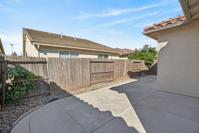 7426 Sun Reign Ln, Sacramento, CA 95823