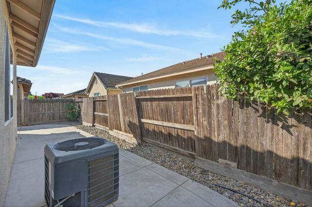 7426 Sun Reign Ln, Sacramento, CA 95823