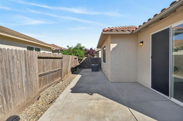 7426 Sun Reign Ln, Sacramento, CA 95823