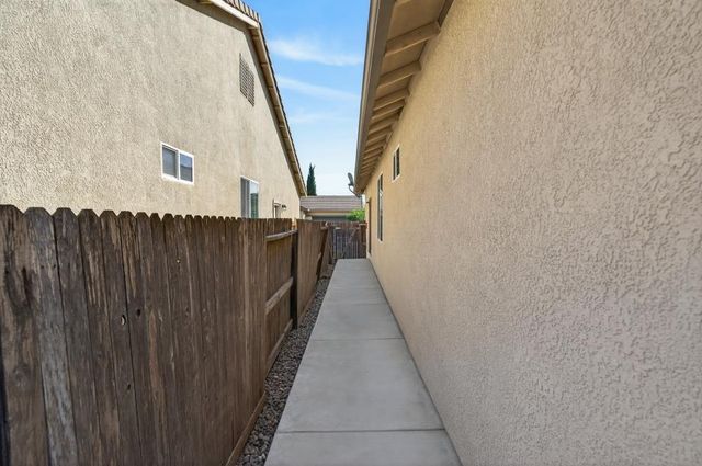 7426 Sun Reign Ln, Sacramento, CA 95823