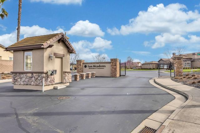 7426 Sun Reign Ln, Sacramento, CA 95823