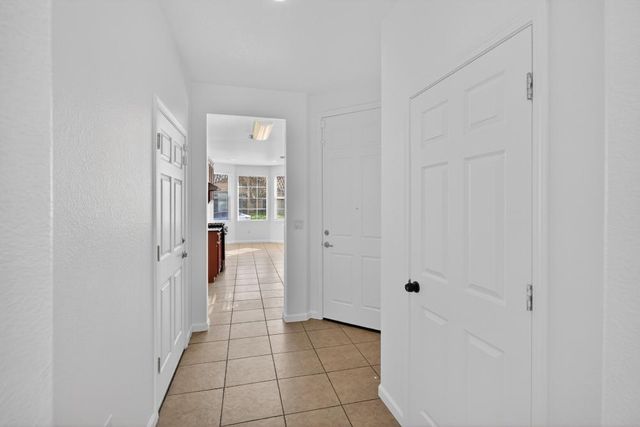 7426 Sun Reign Ln, Sacramento, CA 95823