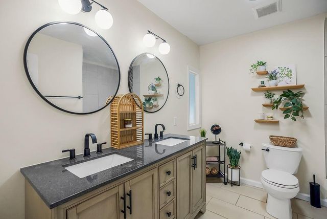 10816 Oak Street, Kansas City, MO 64114