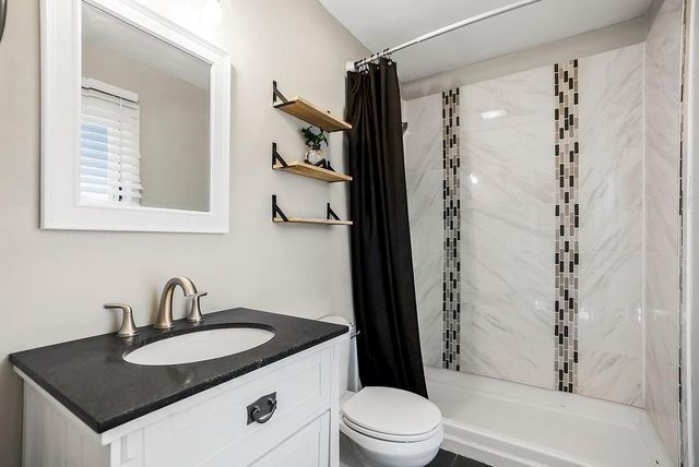 10816 Oak Street, Kansas City, MO 64114