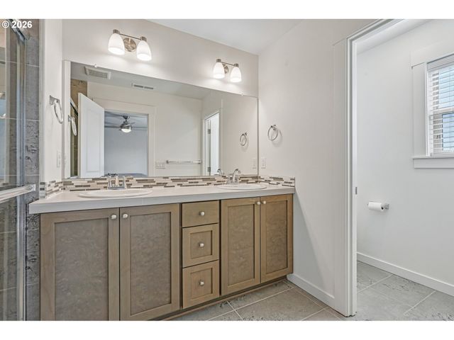 1121 N AUBURN Pl, Ridgefield, WA 98642