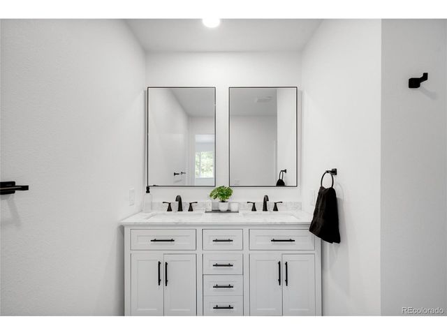 558 S Field Ct, Lakewood, CO 80226