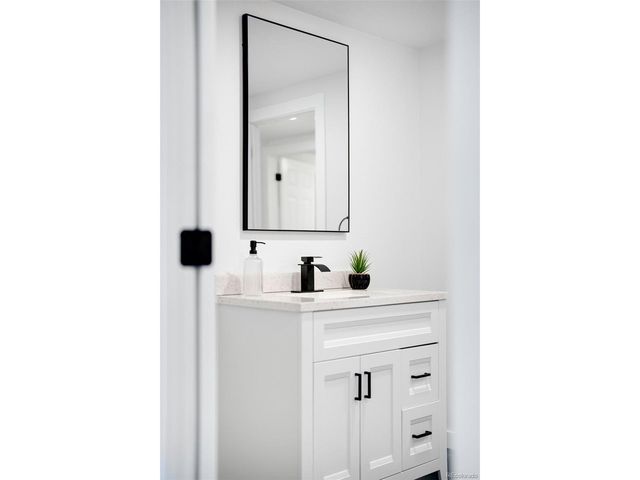 558 S Field Ct, Lakewood, CO 80226