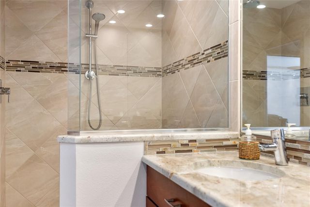 1800 BENJAMIN FRANKLIN DRIVE B809, Sarasota, FL 34236